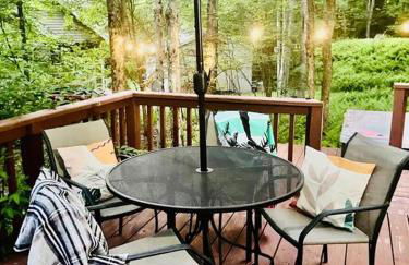 Chalet Retreat w/ Hot Tub, Short Walk to Lake & Pool - Photo 19