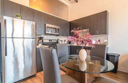 Modern 2BR Loft with Amazing City Skyline View and Optional Parking for 8 Guests Near McCormick Place and Soldier Field - Foto 3