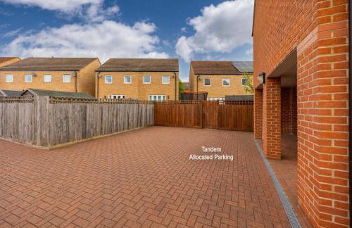 Stylish 3 Bedroom House - Excellent Location - Free Parking, Garden, Fast Wifi, Work Space and Self-Check-In by Yoko Property - Foto 21