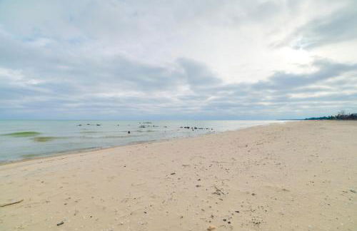 Oscoda Cabin with Charcoal Grill Walk to Lake Huron - Foto 27