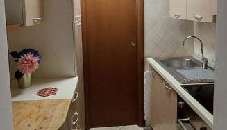 GEMELLI HOLIDAYS - Monte Mario Station connecting to center in 20 minutes, 2 easy lofts, groundfloor with courtyard, mezzanine bedroom, baby & pet friendly, 2 steps from groceries, restaurants, park, bus, cycle path - Warm guest care in 4 languages - Foto 5