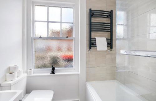 Eastons 2 Bedroom Apartment with Sofa Bed - Photo 24