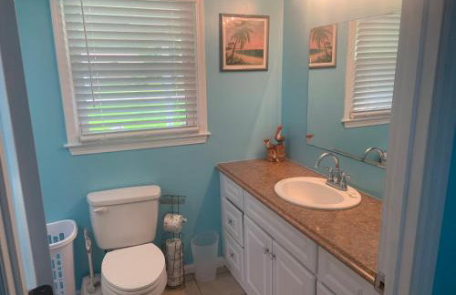 Cheerful two bedroom house 1.5 miles from beach. - Foto 12