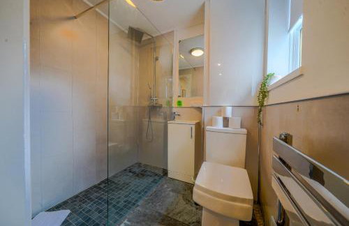 Stunning 1 Bedroom 4 Guest Flat by Anfield Stadium - Photo 9