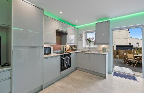 Substantial 5 bedroom townhouse with disabled access apartment, private off road parking space with EV point from 15th April 26, jaccuzi bath, Netflix and Wifi, near Argyle, boutique shops eateries and pubs - Foto 68