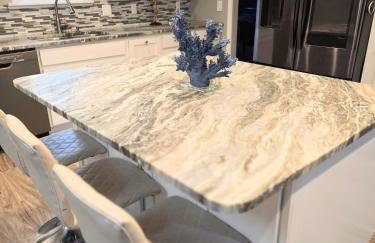 5 Mins from beach and has pool, hot tub, games, pet friendly - Foto 45