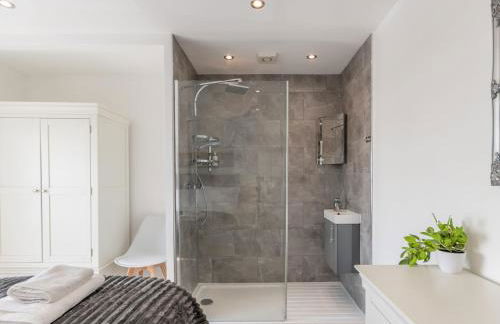 4-Bedroom Seafront House in Southend Sea Views - Pass the Keys - Foto 45