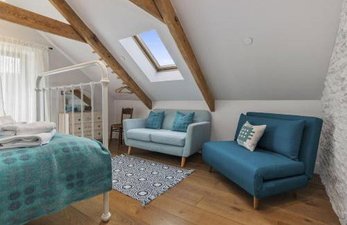 Cartws at Pentrecelyn - styilish barn conversion with large kitchen and outdoor space - Foto 16