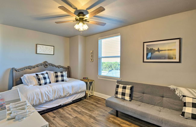 Hot Tub and Fire Pit! Cozy Granbury Escape Near Lake - Foto 7