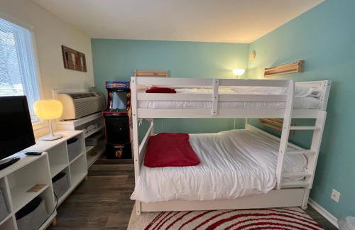 Newly Updated Modern, Spacious, and Cozy Condo- Right on the Lake! - Foto 21