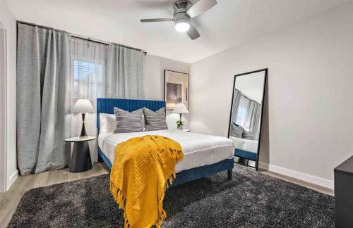 Steps away from Downtown Restaurants and Bars - King Bed - Foto 17