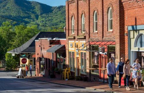 Stylish Lake Hs w/ hot tub: Walk to Blk Mtn Shops - Foto 54