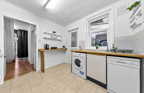 Spacious 3 beds home Close to Southampton GENERAL HOSPITAL - sleep 9 - Free Parking - Pool table - 2 Large TVs - Foto 17