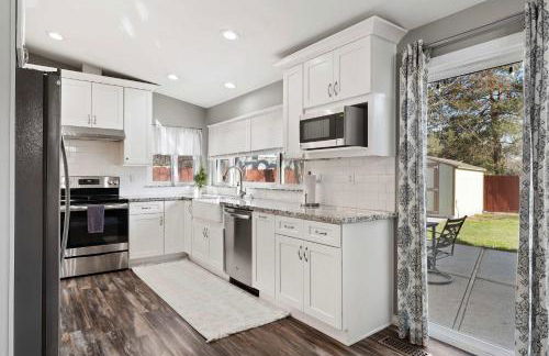 Family 4BR Home with Patio by Willowcreek Park - Foto 41