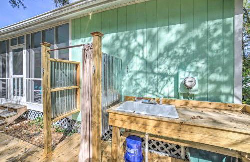 Oak Island Home with Yard Less Than 1 Mi to the Beach! - Foto 25