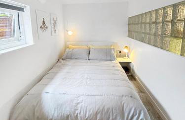 Modern self contained tiny home with patio - Foto 10