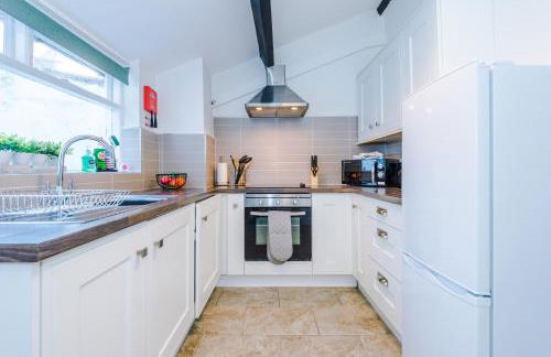 Charming 1-bed house in Chester by 53 Degrees Property, Ideal for Couples & Business, Amazing Location - Sleeps 4 - Photo 12