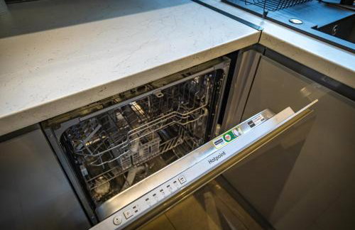 Modern City Centre Townhouse sleeps 10 & Parking - Foto 33