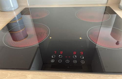 Modern 2-bedroom apartment, free parking for 2, walking distance to town centre - Foto 12