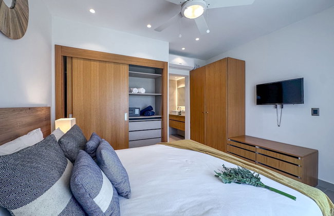Exclusive Penthouse With Picuzzi Steps From Beach - Foto 26