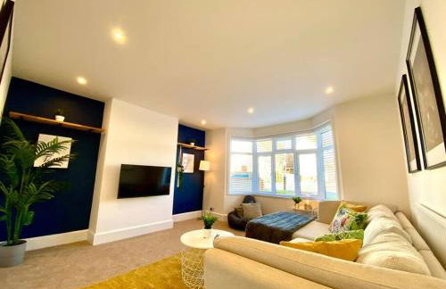 Spacious 3 Bedroom House - 5 Minutes to the nearest Beach! - Great Location - Garden - Parking - Fast WiFi - Smart TV - Newly decorated - sleeps up to 7! Close to Poole & Bournemouth & Sandbanks - Foto 5