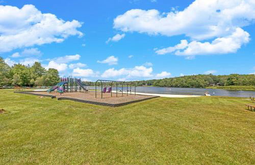 Pocono Lake Escape, includes Golf Cart, Firepit - Foto 74