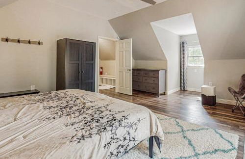 Lakefront Cabin Sleeps 14 - 2 Level Dock - Sun Deck - Foto 17