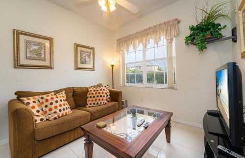 Budget Friendly Pool Home in Quiet Gated Community - Foto 6