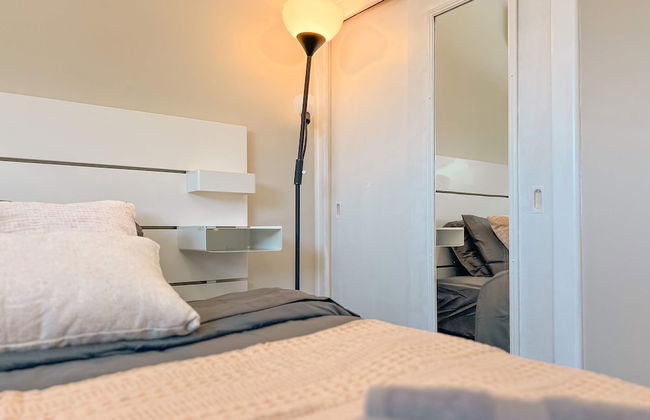 Modern Retreat With Spacious Yard Cozy Interiors - Foto 25