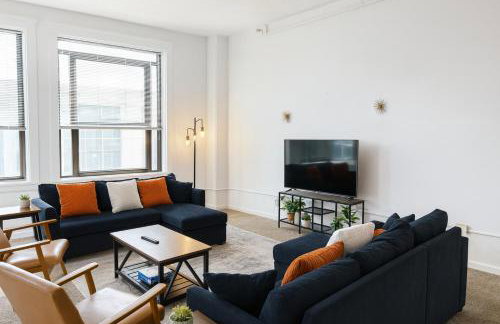 Spacious Loft with Fireplace - near CSU, Playhouse, Progressive field, R&R Hall of Fame with Gym & Sauna and Sleeps 12 - Foto 25