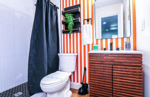 StylishAptWtrGrdnOppLake&Prk&Yrd - Foto 15