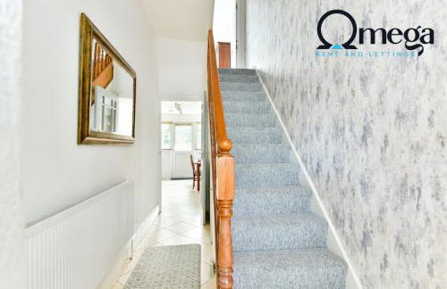 Double Room with a shared Kitchen and bathroom in a 5-Bedroom House at Hanwell - Photo 9