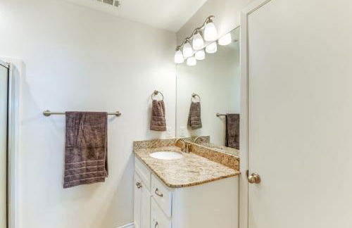 Waterfront Home with Deck and Pool in City-by-the-Sea - Foto 12