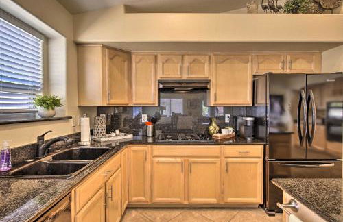 Chic Maricopa Getaway with Outdoor Oasis and Pool - Foto 7