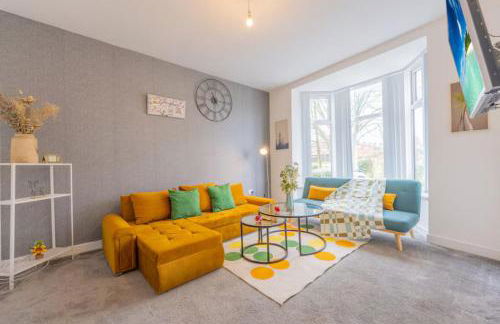 Group-Friendly Home near Manchester with Hot Tub and Private Cinema Room - Foto 11