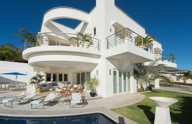 Exquisite Hilltop Villa with Luxurious Modern Design, Sweeping Ocean Views & Sparkling Infinity Pool - Foto 45