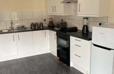 Large 4 Bedroom Sleeps 8, Spacious Apartment for Contractors and Holidays near Bedford Centre - 1 FREE PARKING SPACE & FREE WIFI - Foto 11
