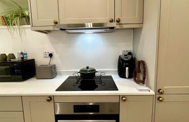 Flower Cottage by Ludlow Castle with Onsite Parking - Photo 19