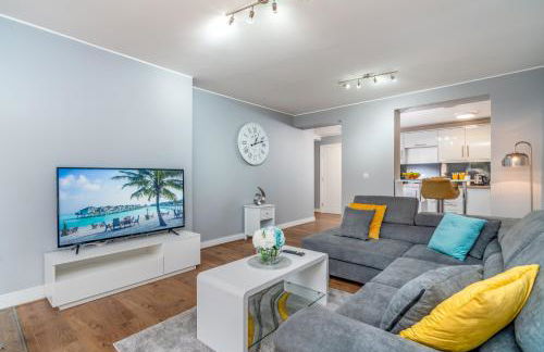 Large Apartment Near Stonehenge Amesbury Town Centre Smart TVs Netflix FREE PARKING - Foto 2