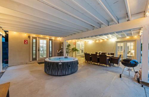 Entire Private Home with 4 Bedrooms 2 Bathrooms, 6 Beds, Hot Tub, King Bed, 6 Parking, Big Yard, Available Now - Foto 23