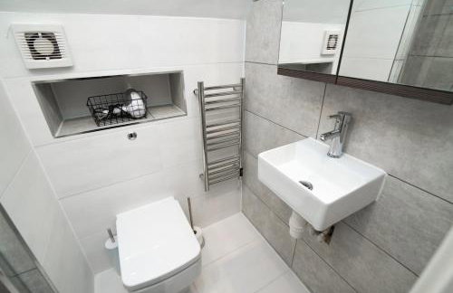 Large 4BDR House By Hyped Properties Short Term Rental Agency With Free Parking & Long Stays Shirebrook - Foto 9