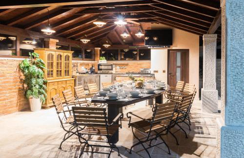 Superb villa Maxima with private pool, sauna, jacuzzi, playground for up to 18 persons, extra pool heating available - Foto 5