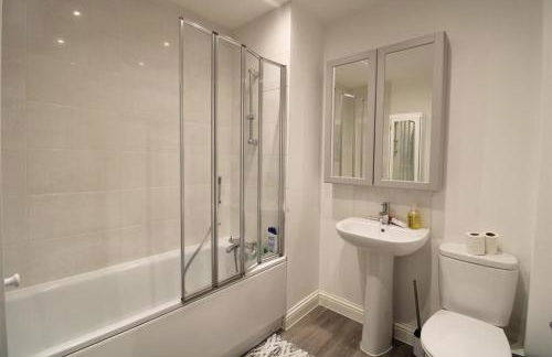 5 bed and 3 bath house in London - Photo 10