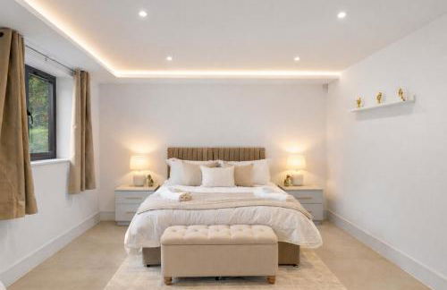 Exquisite 4BR Designer Home with Smart Features, Free Parking & SkyStream - Sleeps Up To 10 in Gerrards Cross SL9 - Photo 11