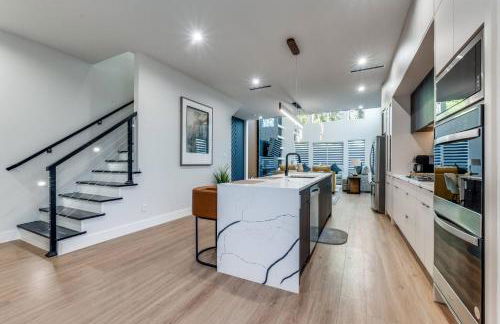 Luxurious Newly Built 5BR 5BA | Rooftop W/ Grill - Foto 15