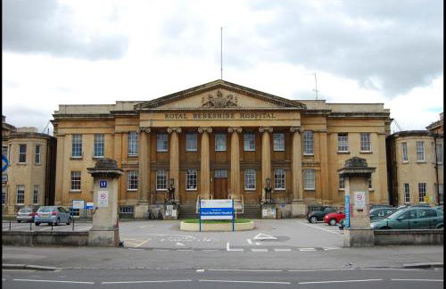 Cheerful 3 Bedroom 2 Bathroom Bungalow by CozyNest - Photo 28