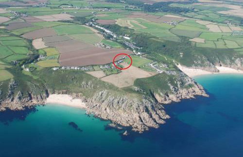 DRIFTWOOD - Super 1 Bedroom Home with Sea Views - Photo 18