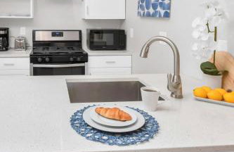 Jennifer's Chic Modern 1st Floor Apt Private Patio - Foto 13