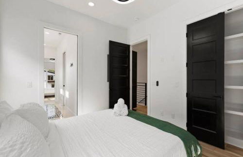 Luxurious 4bd home sleeps 12 minutes to downtown with parking - Foto 45