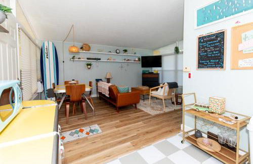 Mid-Century Modern Themed Home with Outdoor Hot Tub - Foto 54